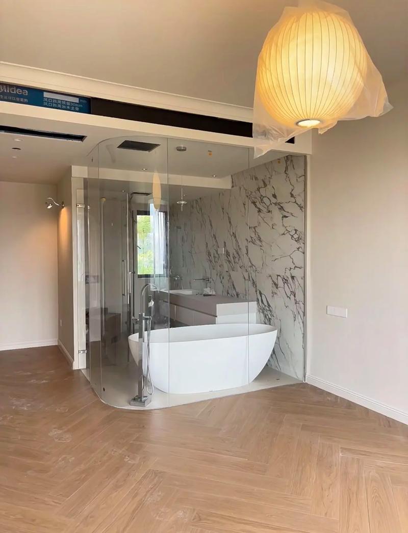 超愛弧形全玻衛生間的透明浴室 打造明亮通透的衛浴空間